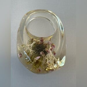 VINTAGE RESIN RING very unique with inclusions of dried flowers